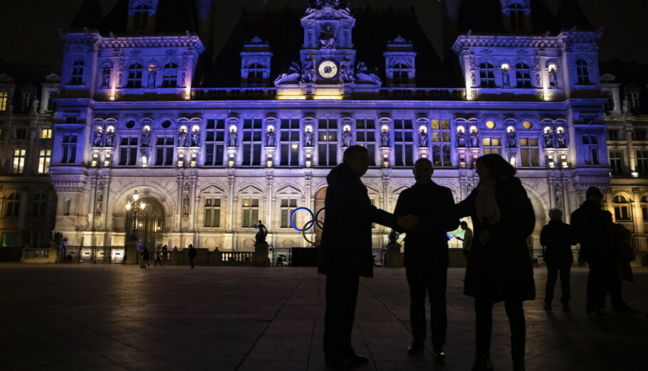 Το δημαρχείο του Παρισιού φωταγωγήθηκε στα χρώματα της Ουκρανίας EPA/IAN LANGSDON