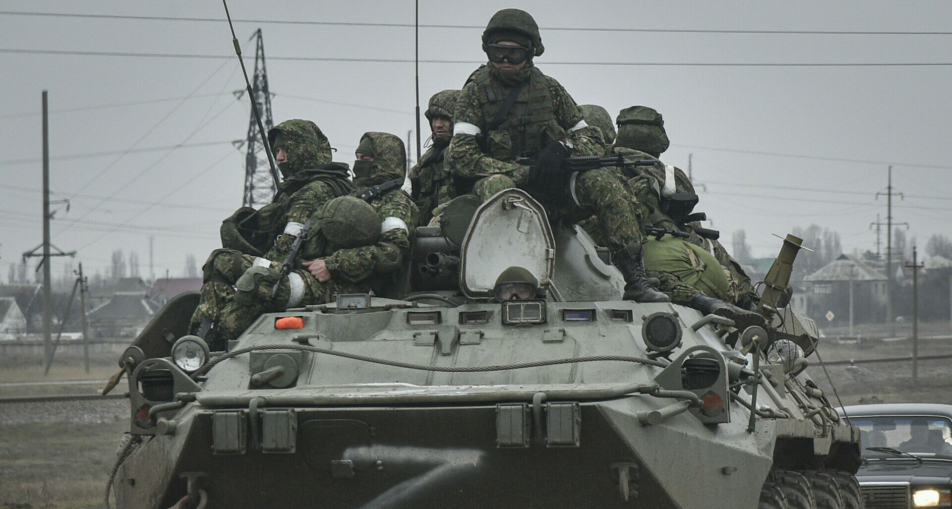 Ρώσοι στρατιώτες εισβάλλουν στην Ουκρανία © EPA/STRINGER