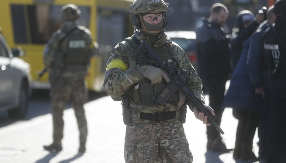 Ουκρανοί στρατιώτες στο Κίεβο © EPA/ZURAB KURTSIKIDZE