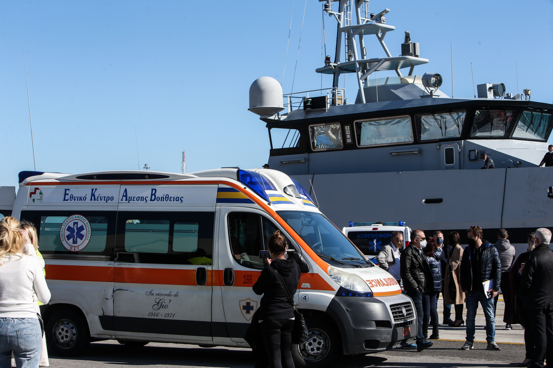 Στο λιμάνι της Κέρκυρας μεταφέρονται οι επιβαίνοντες στο επιβατηγό πλοίο «Euroferry Olympia», που έπιασε φωτιά λίγη ώρα από την αναχώρηση του από το λιμάνι της Ηγουμενίτσας © Eurokinissi