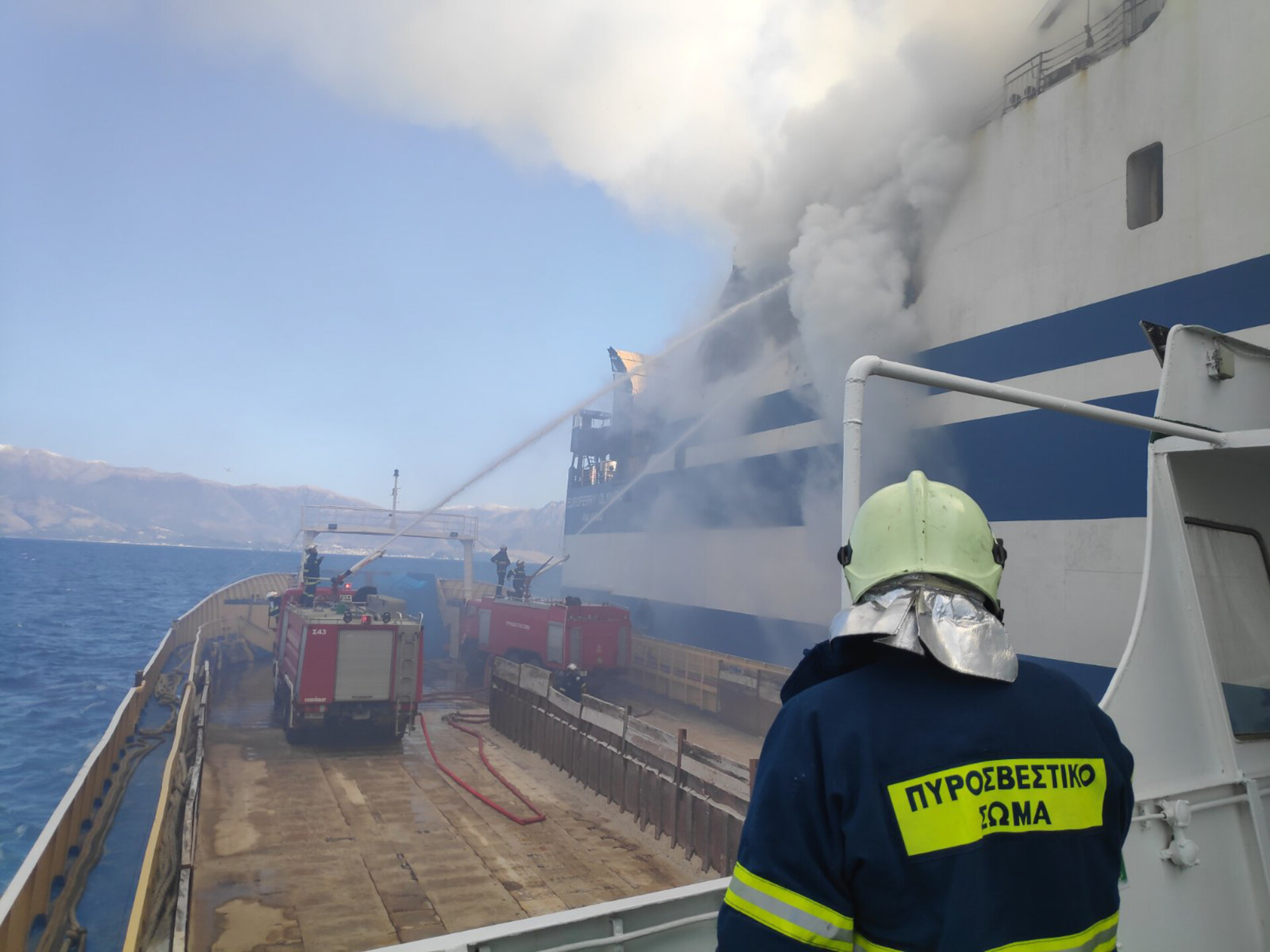 Προσπάθεια κατάσβεσης της πυρκαγιάς στο πλοίο «EUROFERRY OLYMPIA» © Πυροσβεστική Υπηρεσία
