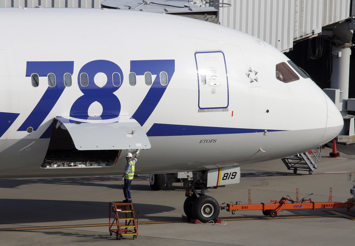 Boeing 787©EPA/KIMIMASA MAYAMA