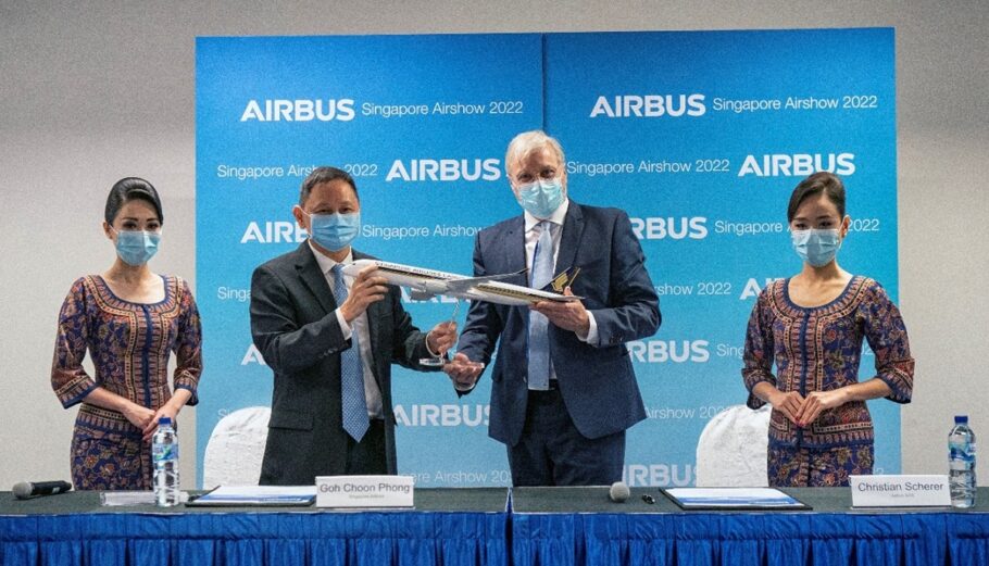 Ο Εμπορικός Διευθυντής και Επικεφαλής του Διεθνούς Τμήματος της Airbus ChristianScherer (κέντρο, δεξιά) παρουσιάζει ένα μοντέλο αεροσκάφους A350F στο Διευθύνοντα Σύμβουλο της Singapore Airlines © ΔΤ