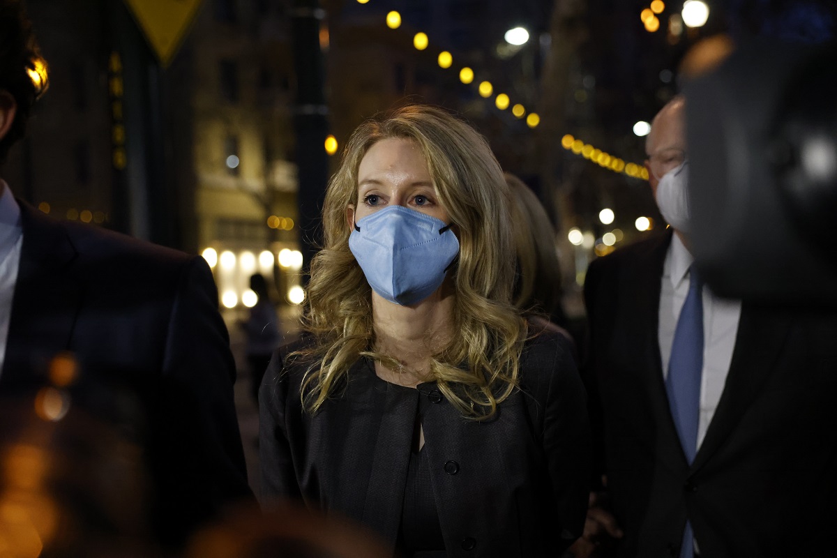 Στις αίθουσες η ζωή της Χολμς: Η απάτη του αίματος, το απόγειο, η πτώση