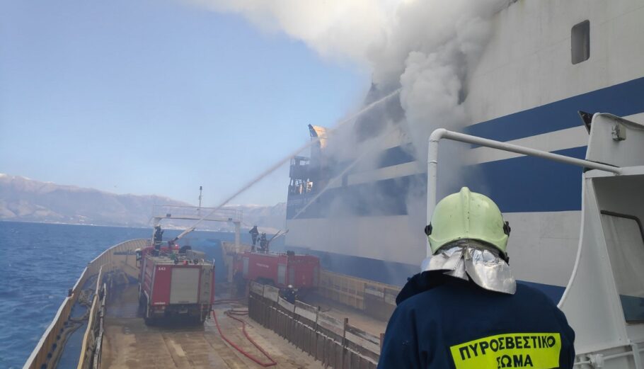 Προσπάθειες για την κατάσβεση της πυρκαγιάς στο «Euroferry Olympia» © EUROKINISSI