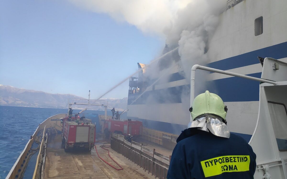 Προσπάθειες για την κατάσβεση της πυρκαγιάς στο «Euroferry Olympia» © EUROKINISSI