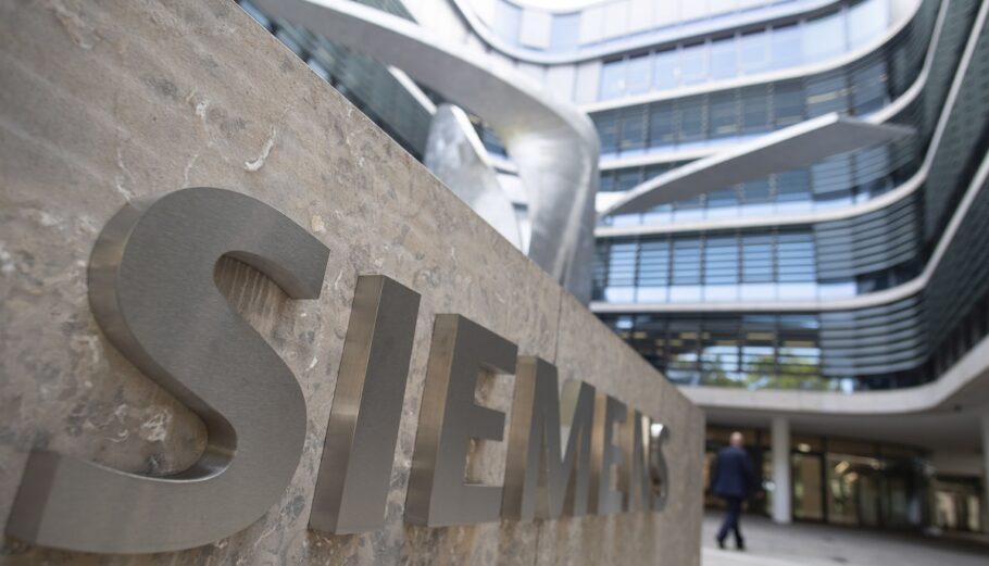 Siemens © EPA/LUKAS BARTH-TUTTAS