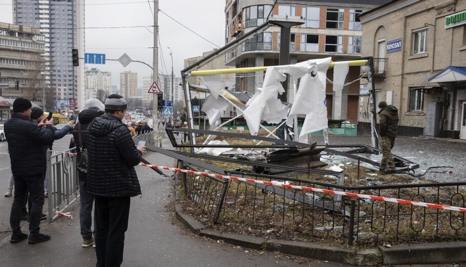 Συντρίμμια από έκρηξη, πιθανώς έπειτα από αεροπορικό βομβαρδισμό, στο Κίεβο της Ουκρανίας