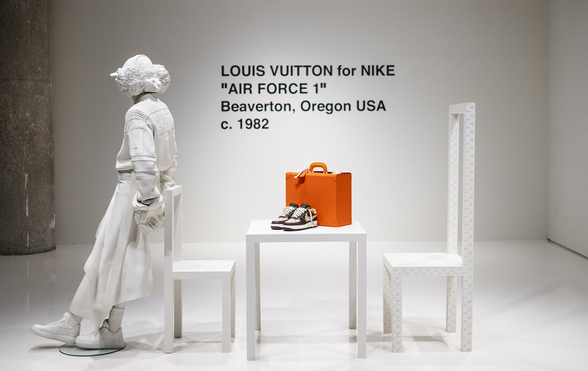 Zευγάρι sneakers περιορισμένης έκδοσης Louis Vuitton Nike 'Air Force 1 © EPA/JUSTIN LANE