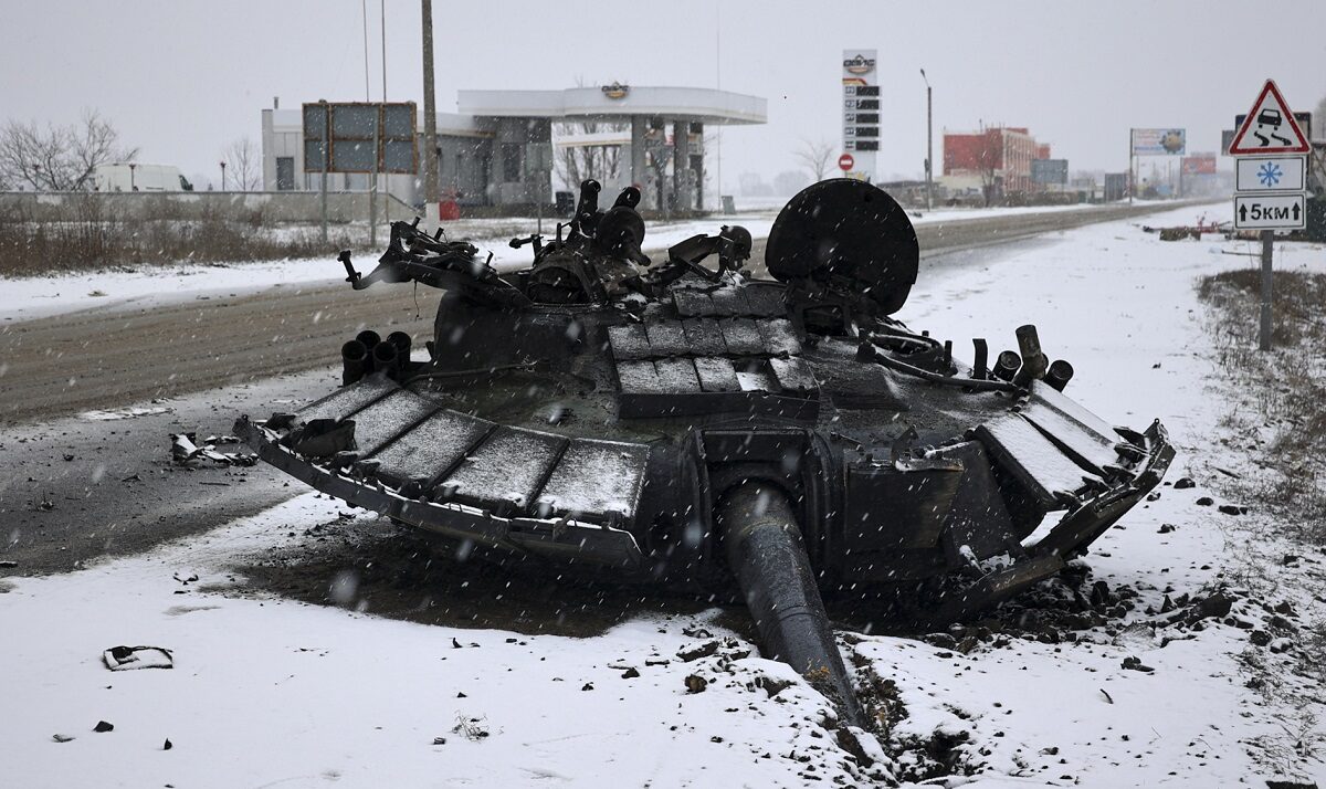Καμένο ρωσικό τανκ στο Χάρκοβο © EPA/SERGEY KOZLOV