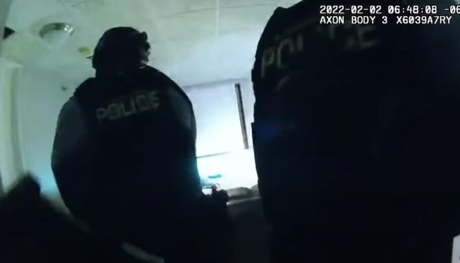 Η στιγμή που η αστυνομία στη Μινεάπολη σκοτώνει 22χρονο Αφροαμερικανό μέσα στο σπίτι του ©youtube