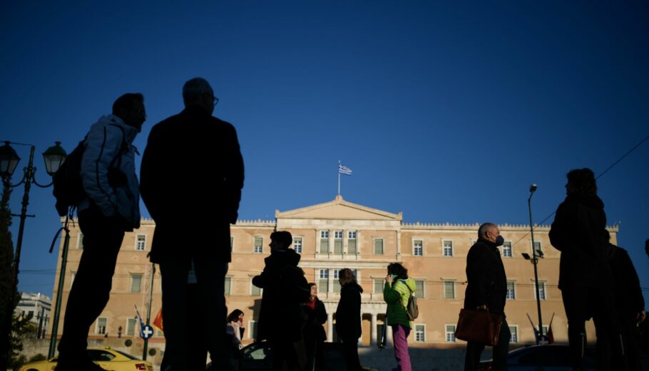 Περαστικοί στην πλατεία Συντάγματος ©Eurokinissi