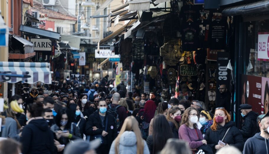 Κόσμος στο Μοναστηράκι © EUROKINISSI