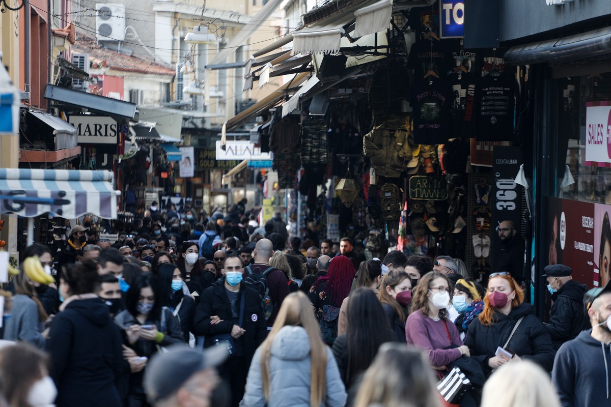 Κόσμος στο Μοναστηράκι © EUROKINISSI