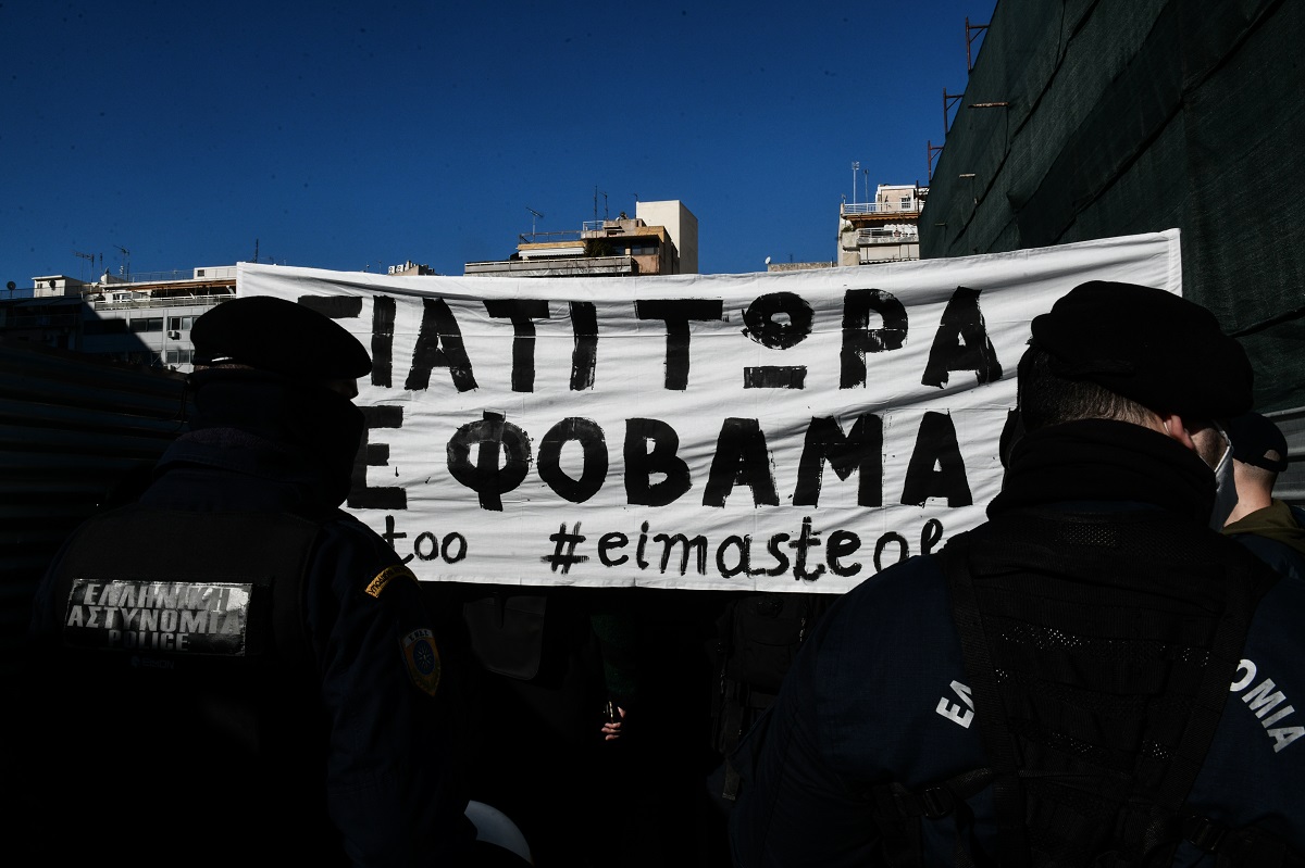 Συγκέντρωση συλλογικοτήτων έξω από το Μικτό Ορκωτό Δικαστηρίων Αθηνών στην έναρξη της δίκης του Δημήτρη Λιγνάδη © EUROKINISSI