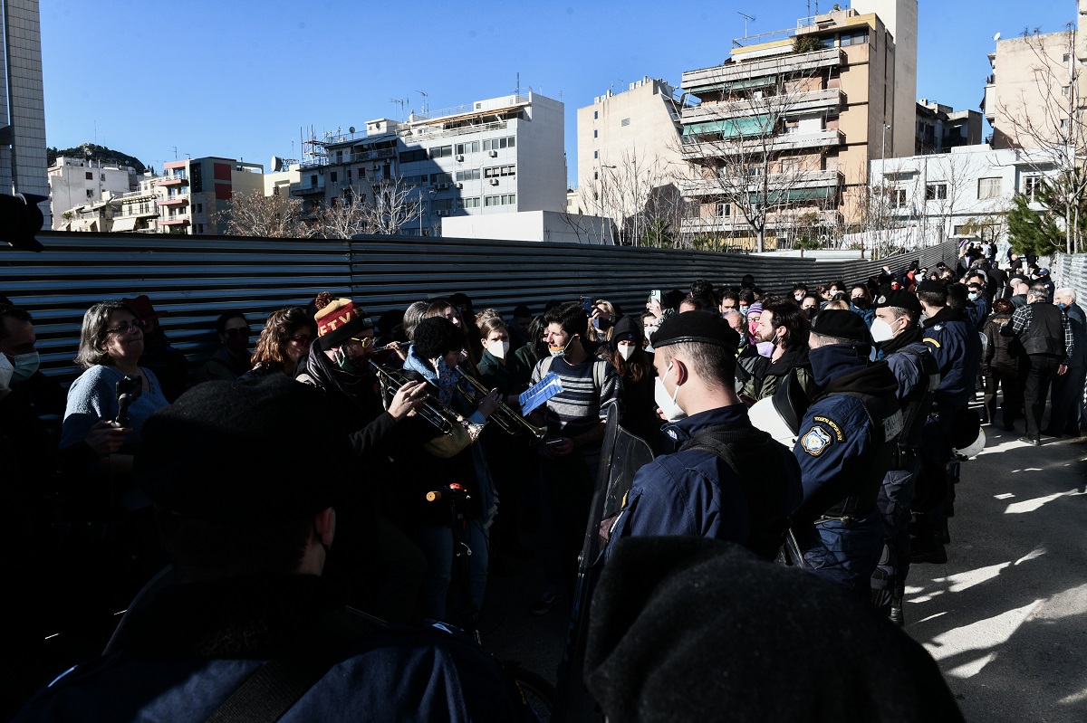 Κόσμος συγκεντρωμένος έξω από τα δικαστήρια. Ξεκίνησε η δίκη του Δημήτρη Λιγνάδη © Eurokinissi