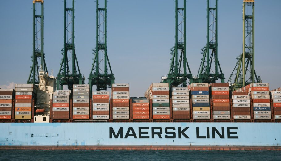 Πλοίο μεταφοράς εμπορευματοκιβωτίων της Δανικής AP Moller-Maersk © Unsplash