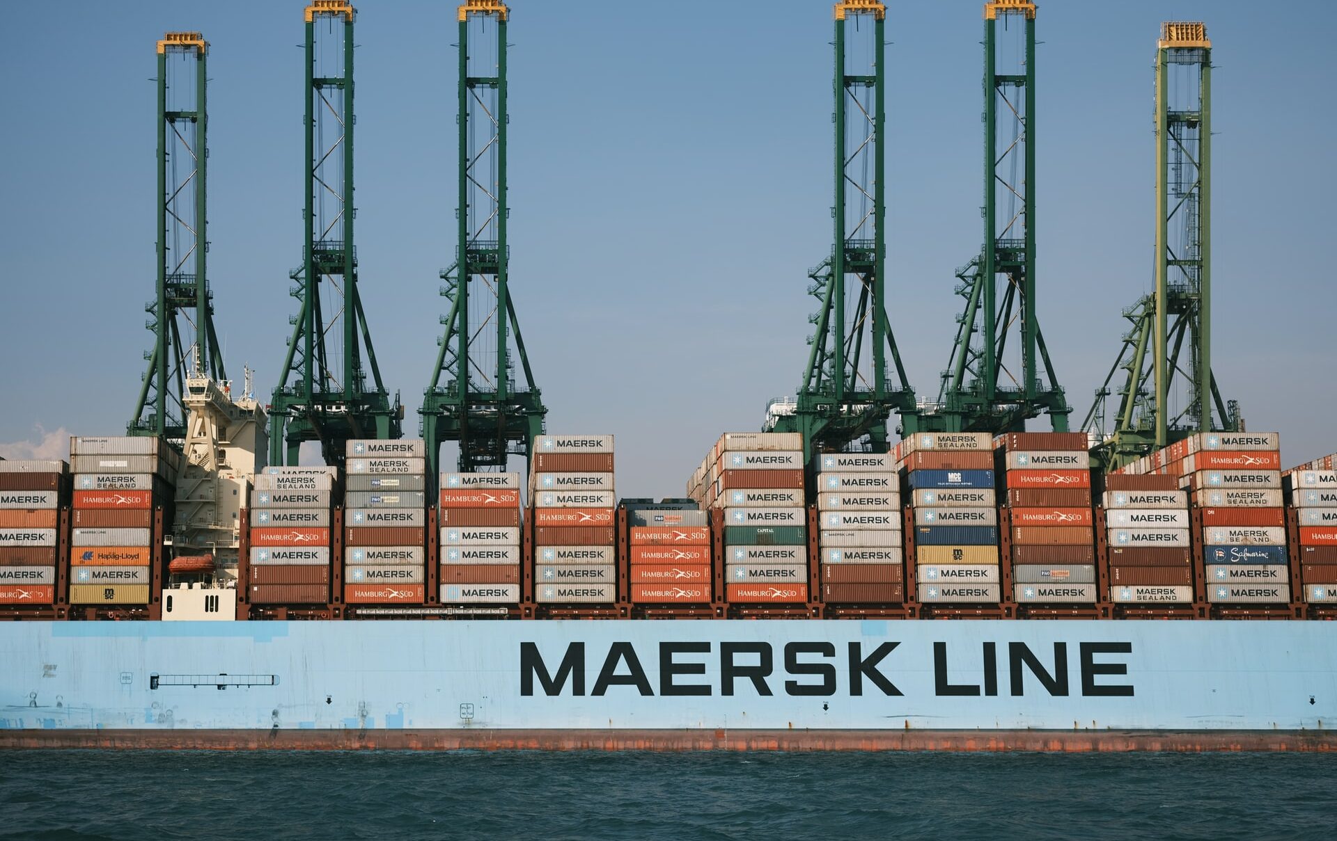 Πλοίο μεταφοράς εμπορευματοκιβωτίων της Δανικής AP Moller-Maersk © Unsplash