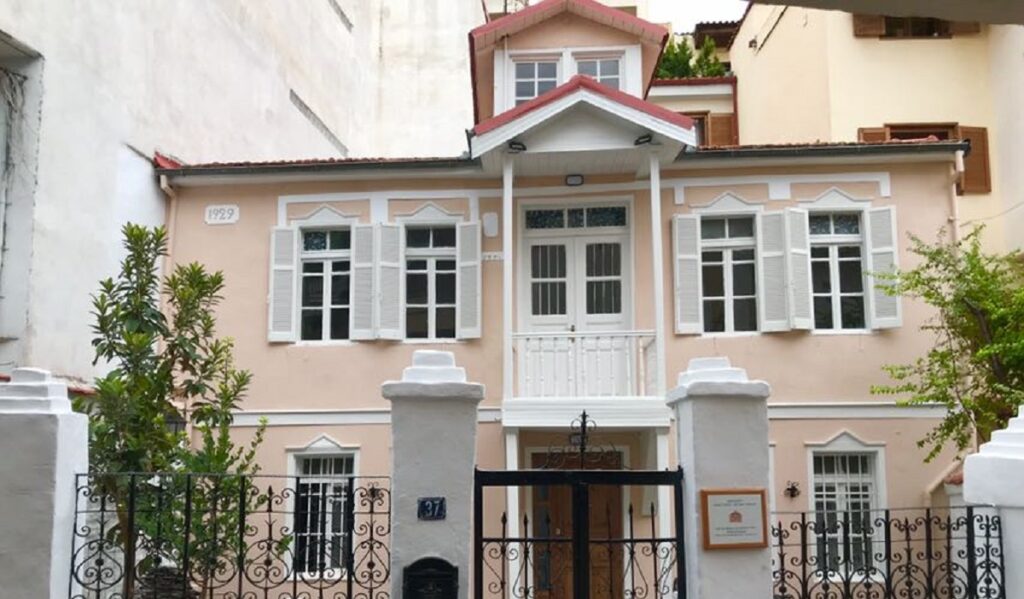 Θεσσαλονίκη: Γκαζάκια στην είσοδο Ιδρύματος στην Άνω Πόλη