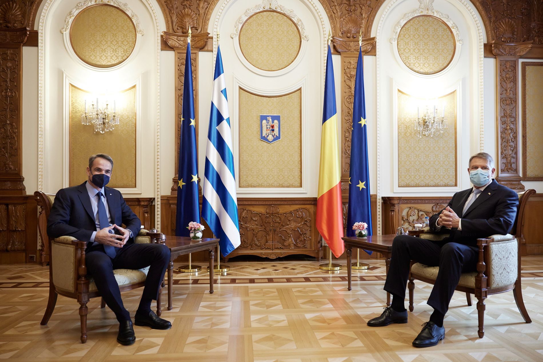 Ο Κυρ. Μητσοτάκης με τον Ρουμάνο ομολογό του ©Eurokinissi
