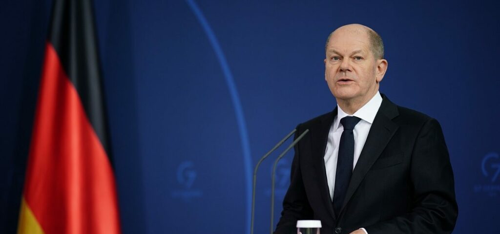 Πιέσεις σε Σολτς να αποκλειστεί η Ρωσία από το SWIFT