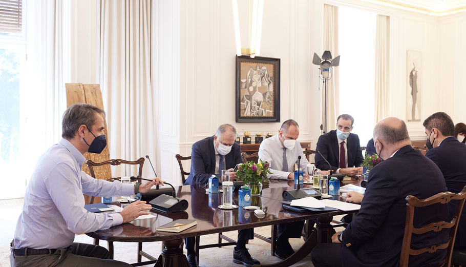 Στιγμιότυπο από τη σύσκεψη υπό τον πρωθυπουργό για την οπαδική βία © ΓΡΑΦΕΙΟ ΤΥΠΟΥ ΠΡΩΘΥΠΟΥΡΓΟΥ