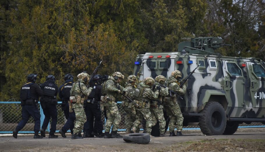 Ουκρανοί στρατιώτες της αστυνομίας και της Εθνικής Φρουράς στα σύνορα με Ρωσία ©EPA / OLEG PETRASYUK