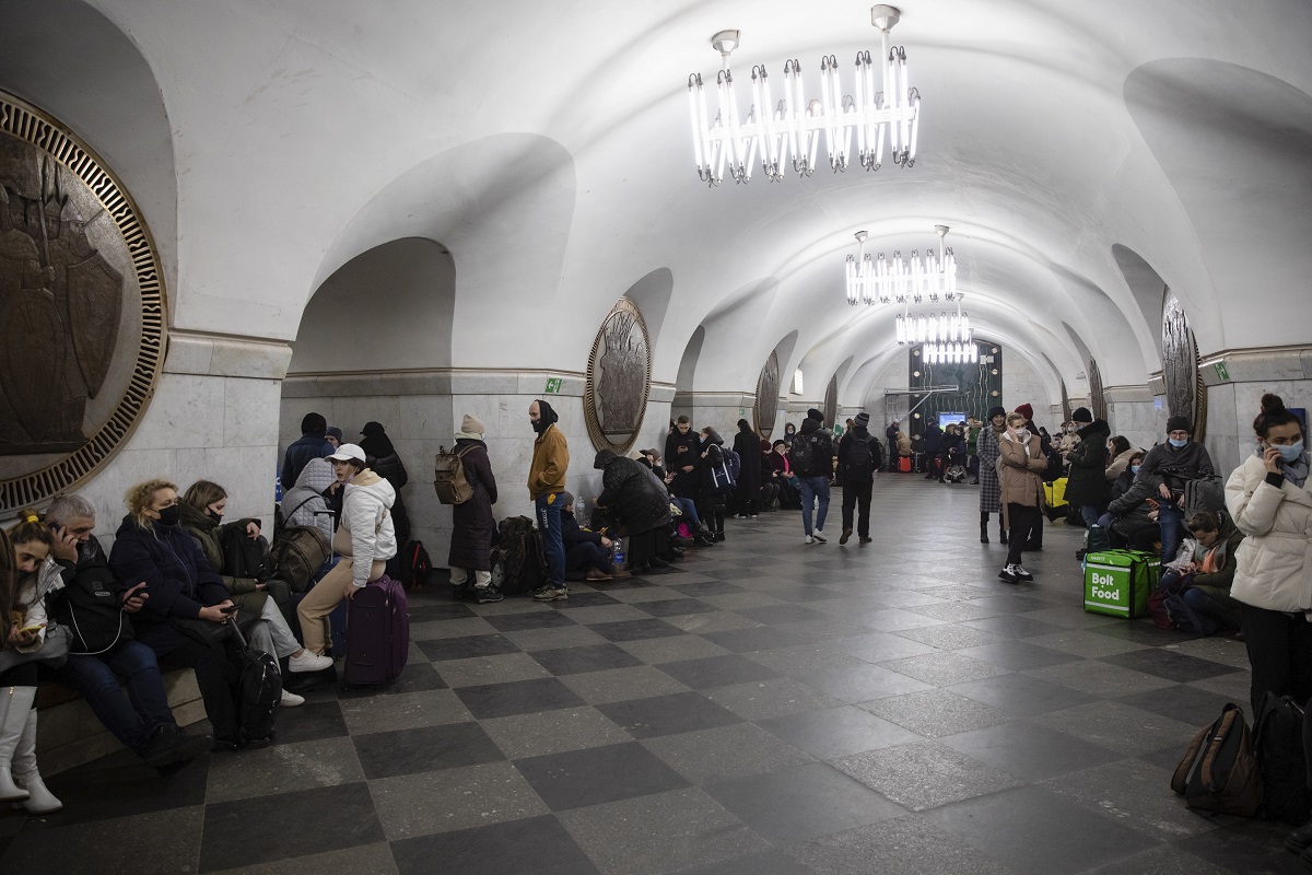Οι Ουκρανοί βρίσκουν καταφύγιο σε έναν σταθμό μετρό για την επόμενη νύχτα στο Κίεβο, Ουκρανία © EPA / MIKHAIL PALINCHAK
