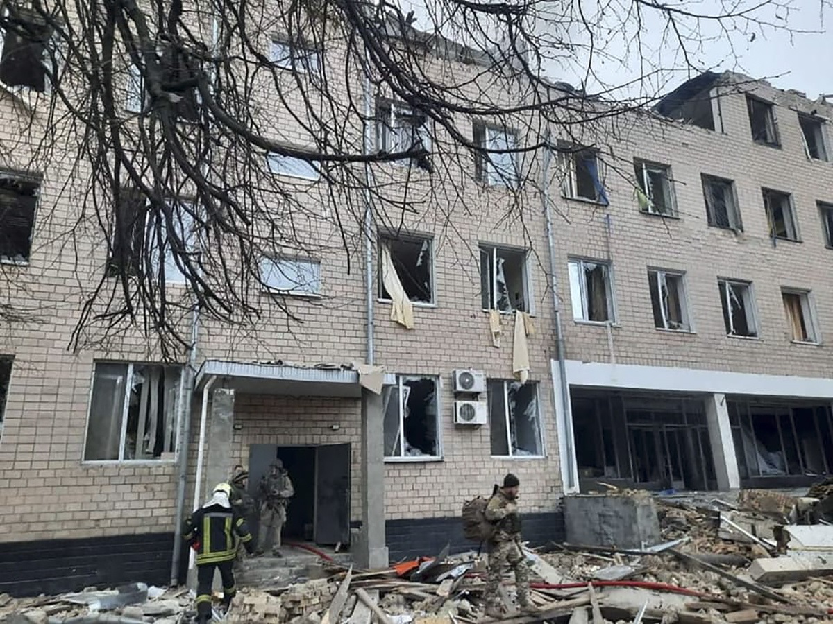 Ο απόηχος μιας έκρηξης στις εγκαταστάσεις κτιρίου στρατιωτικής μονάδας στο Κίεβο © EPA/Interior Ministry press service