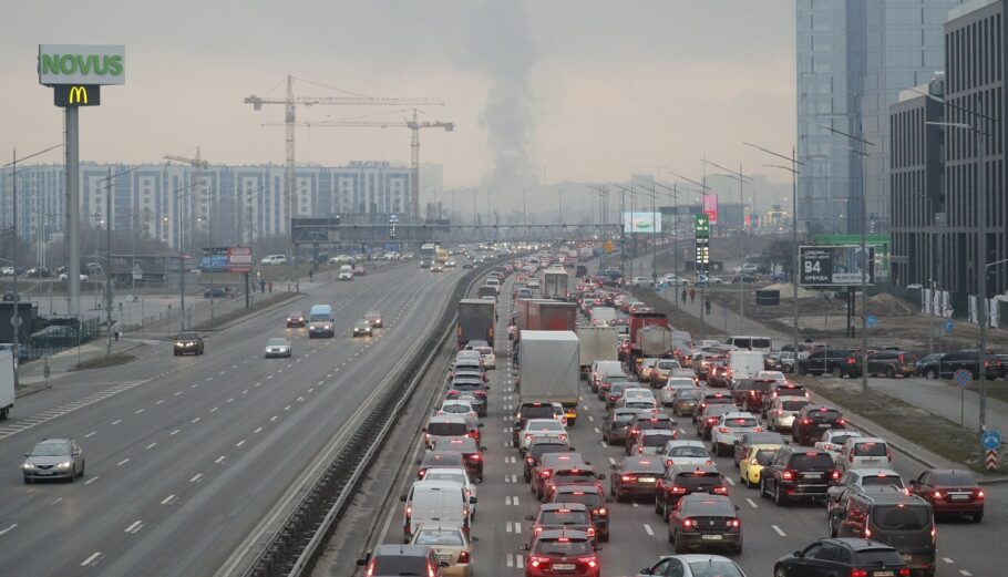 Κυκλοφοριακή συμφόρηση στο Κίεβο μετά την εισβολή στην Ουκρανία © EPA/SERGEY DOLZHENKO