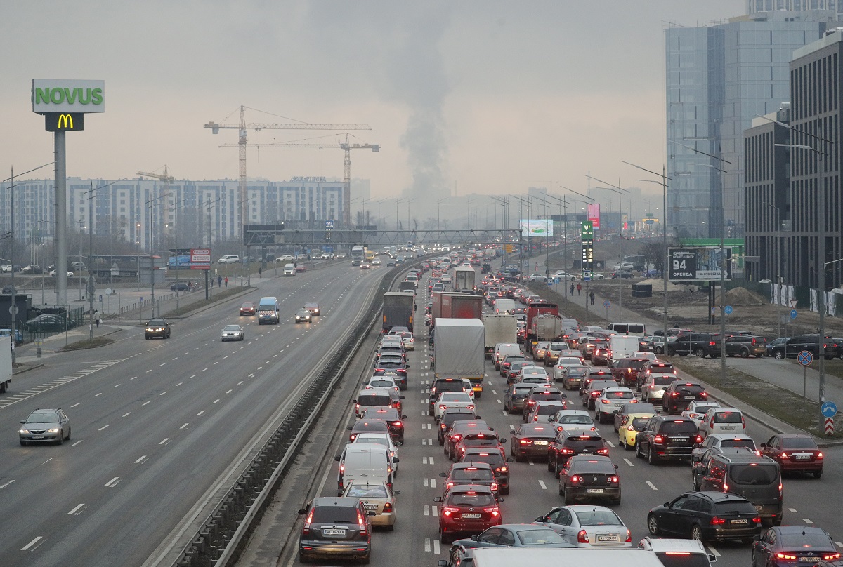 Κυκλοφοριακή συμφόρηση στο Κίεβο μετά την εισβολή στην Ουκρανία που διέταξε ο Πούτιν ©EPA/SERGEY DOLZHENKO