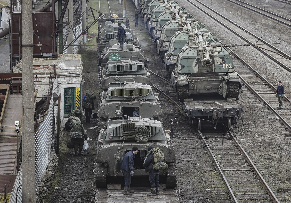 Ρωσικά τεθωρακισμένα οχήματα στο σιδηροδρομικό σταθμό στην περιοχή του Ροστόφ ©EPA/STRINGER