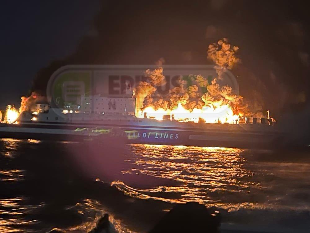 Φωτιά βόρεια της Ερεικούσας, σε πλοίο με προορισμό την Ιταλία © epirus-tv-news.gr