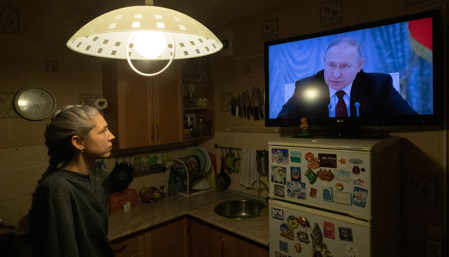 Μία κάτοικος της Αγίας Πετρούπολης παρακολουεί το διάγγελμα του Ρώσου προέδρου Βλαντίμιρ Πούτιν © EPA/Anatoly Maltsev