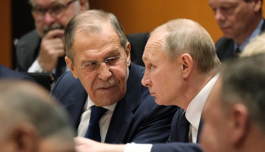 O Ρώσος πρόεδρος Βλαντίμιρ Πούτιν και o υπουργός Εξωτερικών Σεργκέι Λαβρόφ © EPA/Sean Gallup / POOL