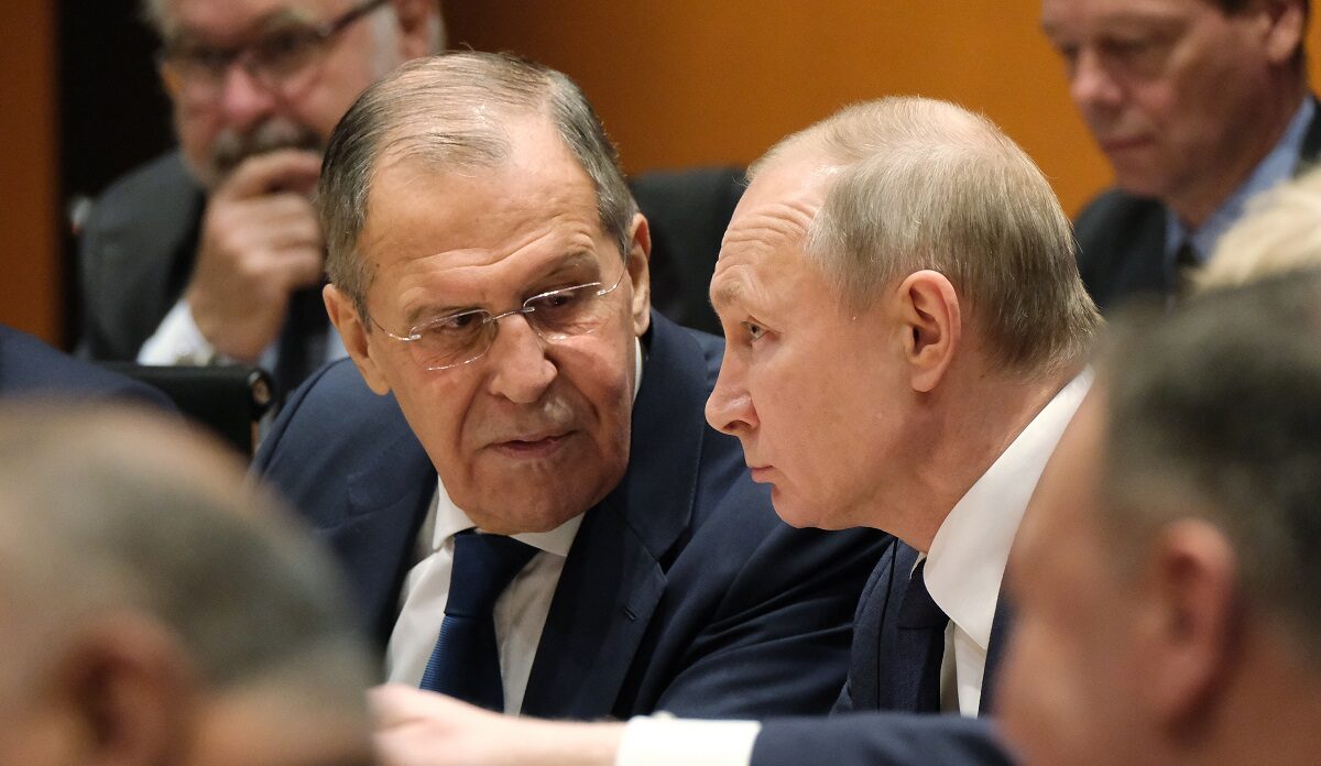 O Ρώσος πρόεδρος Βλαντίμιρ Πούτιν και o υπουργός Εξωτερικών Σεργκέι Λαβρόφ © EPA/Sean Gallup / POOL