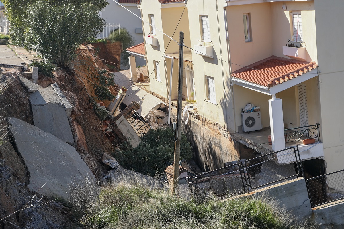 ΖΗΜΙΕΣ ΣΕ ΣΠΙΤΙΑ ΑΠΟ ΚΑΘΙΖΗΣΗ ΤΟΥ ΕΔΑΦΟΥΣ ΣΤΟΝ ΝΕΟ ΒΟΥΤΖΑ. (ΘΑΝΑΣΗΣ ΔΗΜΟΠΟΥΛΟΣ / EUROKINISSI)