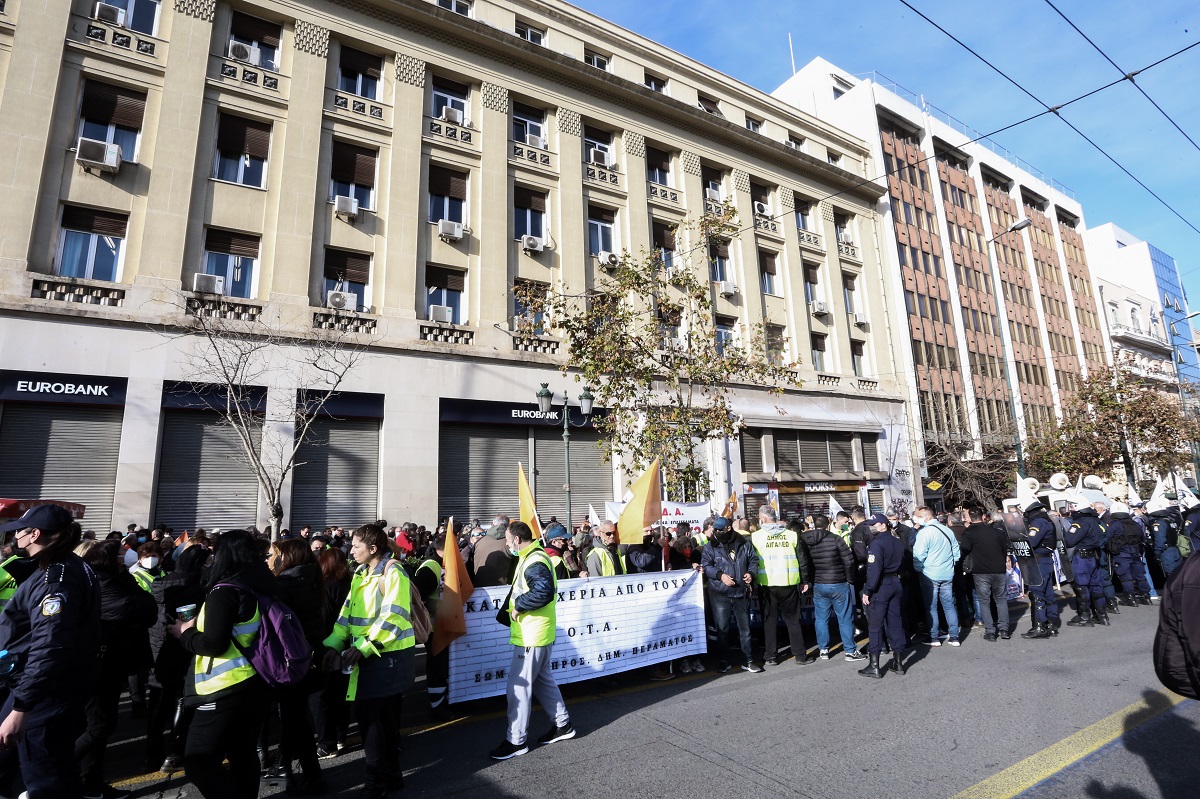 Ένταση σε συγκέντρωση ΑΔΕΔΥ – ΠΟΕΔΗΝ στην Πανεπιστημίου © Eurokinissi