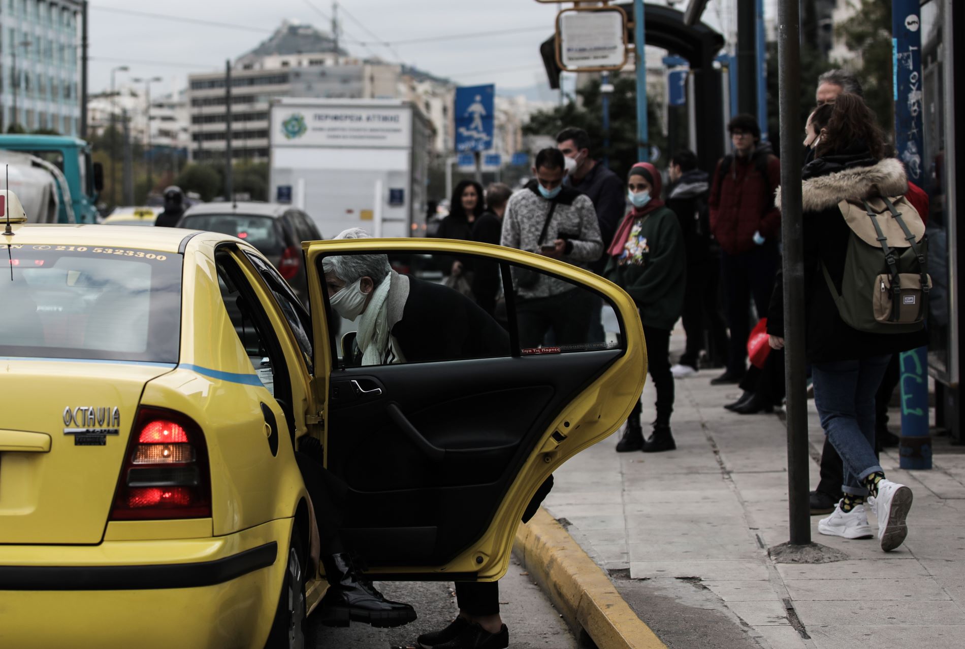 Η μείωση του ΦΠΑ στα τρόφιμα, το βρετανικό μοντέλο για τις αποζημιώσεις του ΔΕΔΔΗΕ και ο διαμοιρασμός διαδρομής στα ταξί