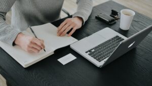 FT: Τηλεργασία και επιδοτήσεις για τις δημόσιες συγκοινωνίες προωθεί η Κομισιόν