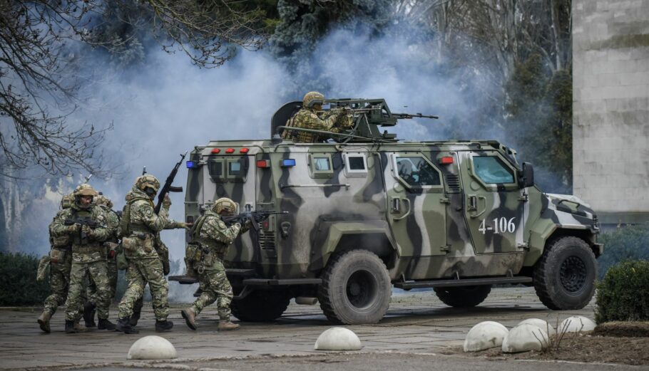 Στρατιωτικές ασκήσεις στα σύνορα της Ουκρανίας ©EPA/OLEG PETRASYUK