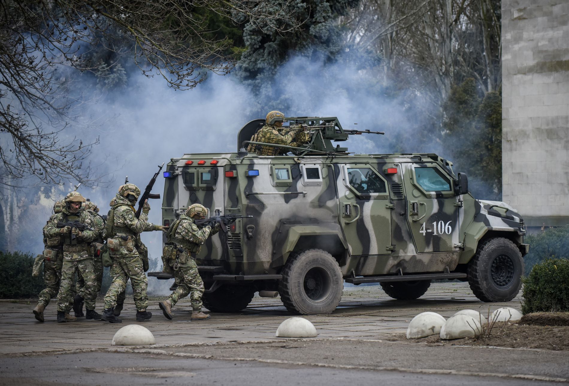 Στρατιωτικές ασκήσεις στα σύνορα της Ουκρανίας ©EPA/OLEG PETRASYUK