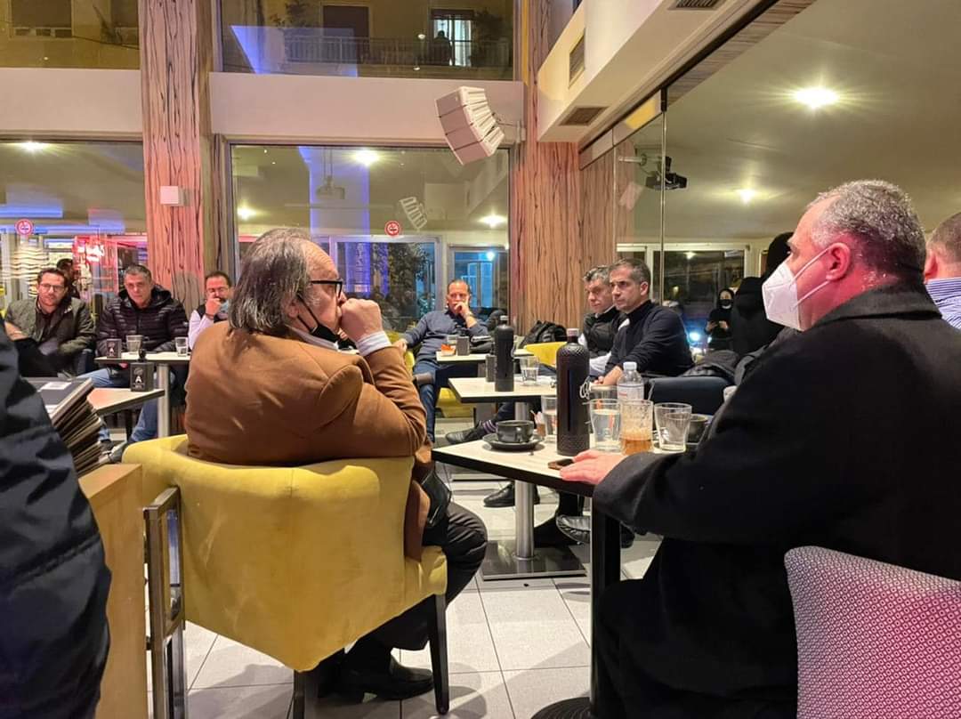 Επίθεση του Ρουβίκωνα σε εκδήλωση του Κώστα Μπακογιάννη