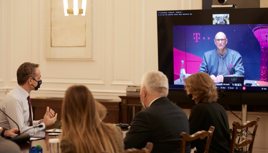 Στιγμιότυπο από την τηλεδιάσκεψη του πρωθυπουργού με τον CEO της Deutsche Telecom, Τ. Χέτγκες ©Eurokinissi