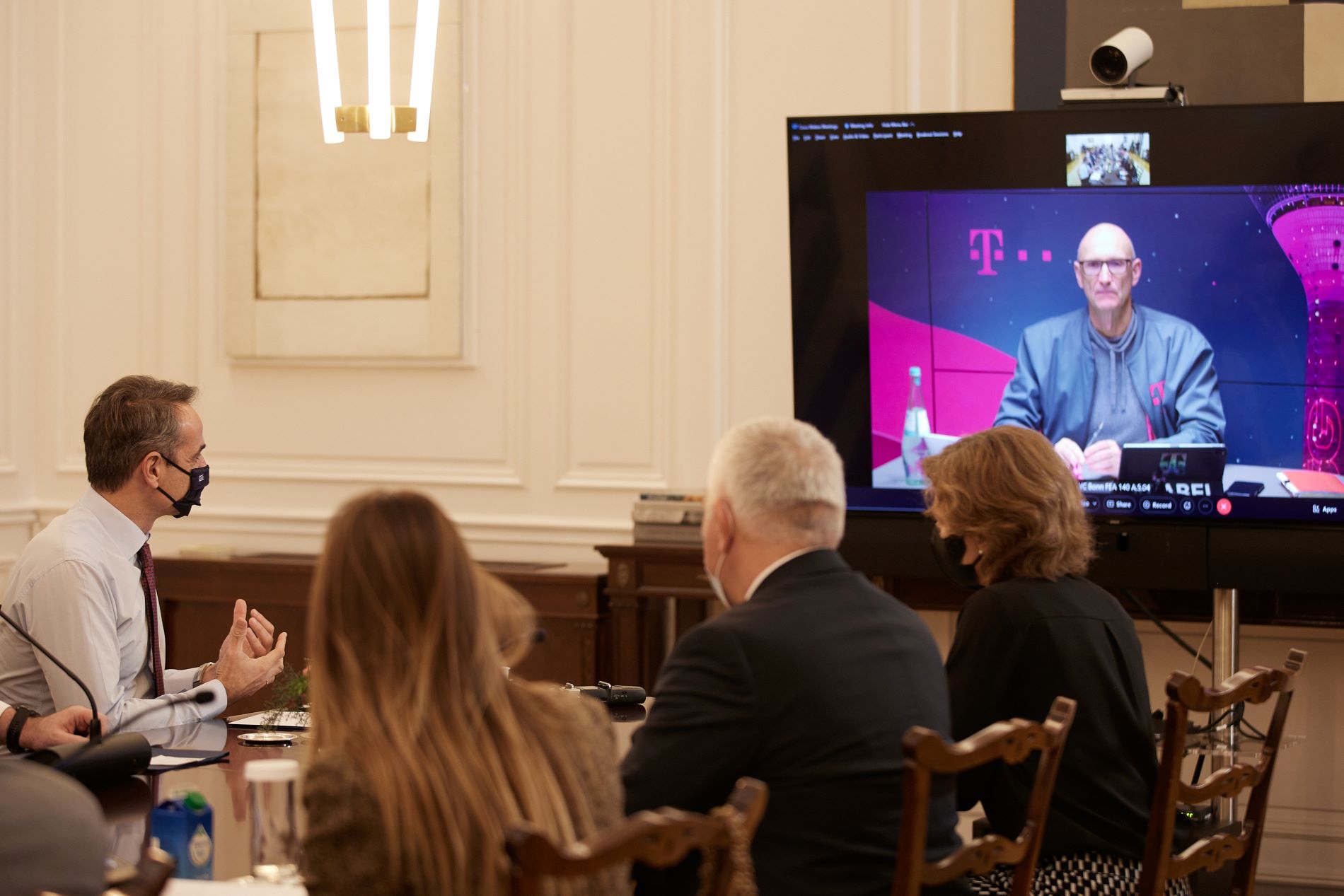 Στιγμιότυπο από την τηλεδιάσκεψη του πρωθυπουργού με τον CEO της Deutsche Telecom, Τ. Χέτγκες ©Eurokinissi