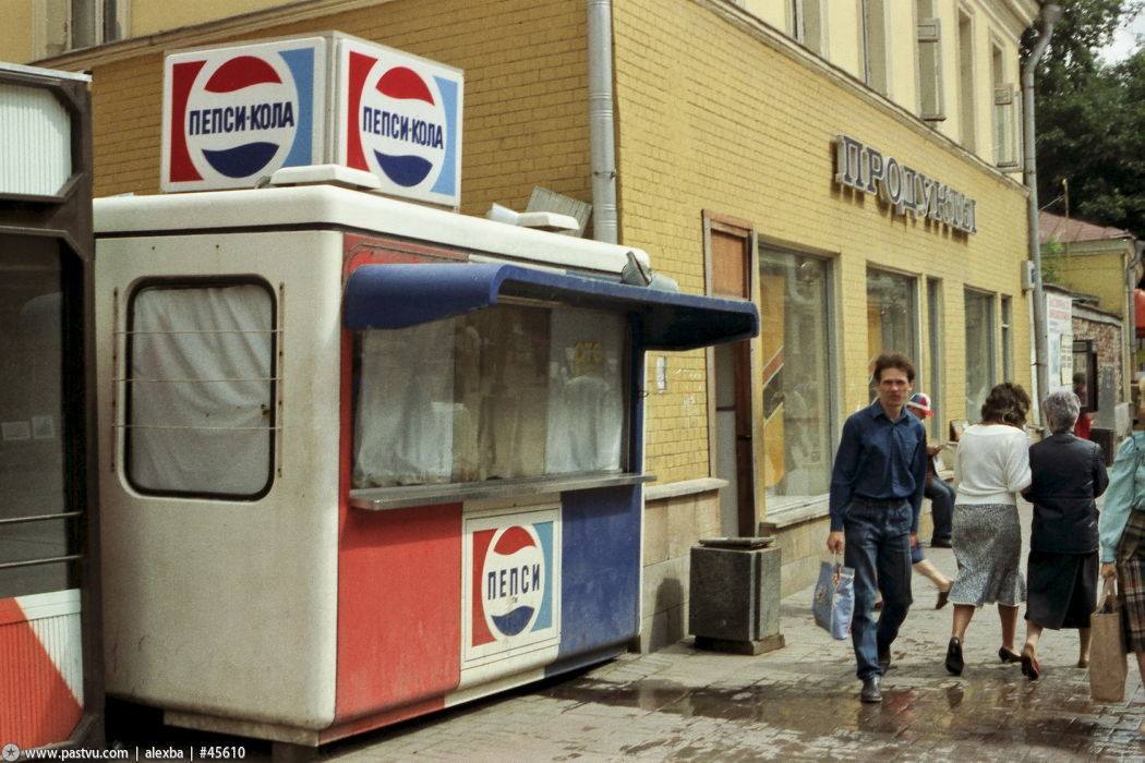 Ένα από τα πρώτα επώνυμα περίπτερα, στα οποία ξεκίνησαν οι μαζικές πωλήσεις της Pepsi το 1979, την παραμονή των Ολυμπιακών Αγώνων του 1980 @facebook.com/PepsiCoRUS/