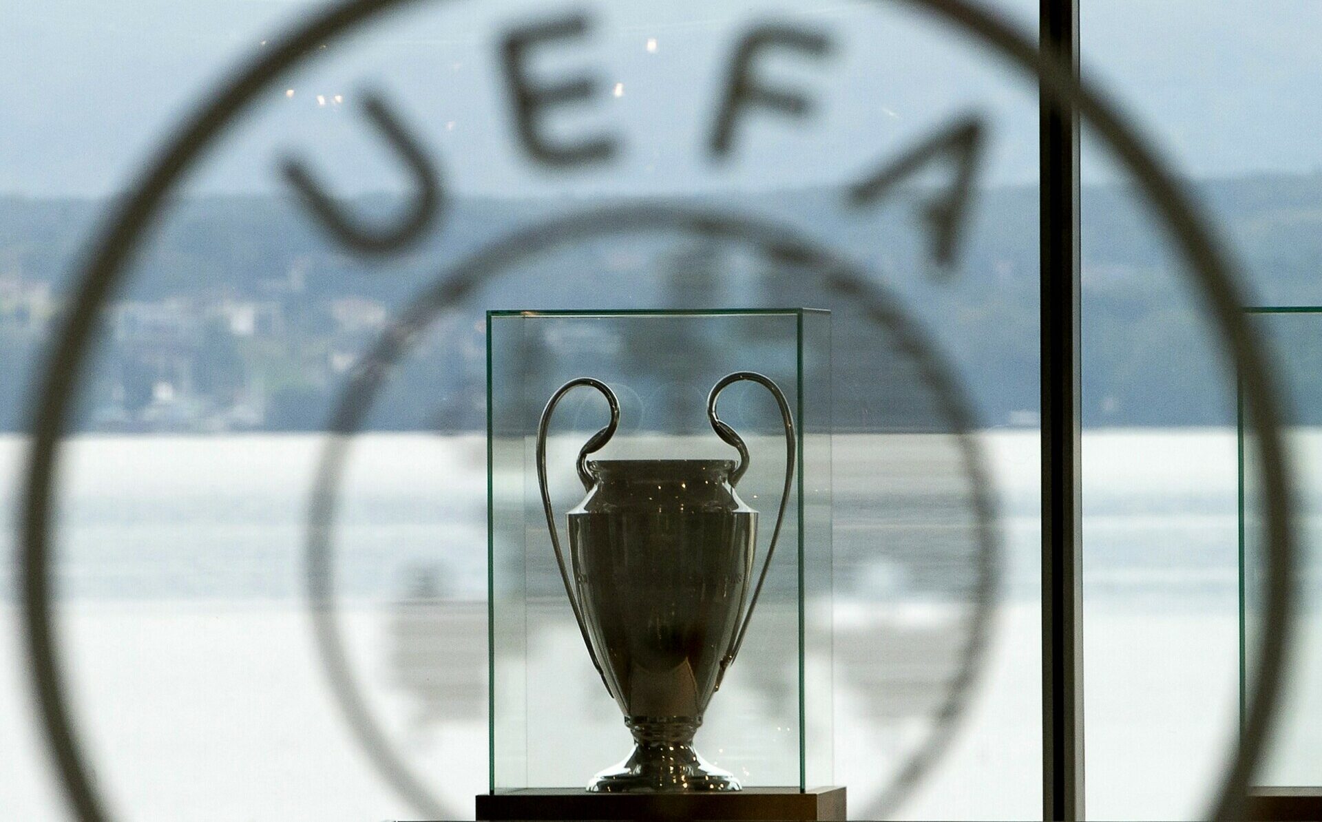 Το τρόπαιο του Champions League © EPA/JEAN-CHRISTOPHE BOTT