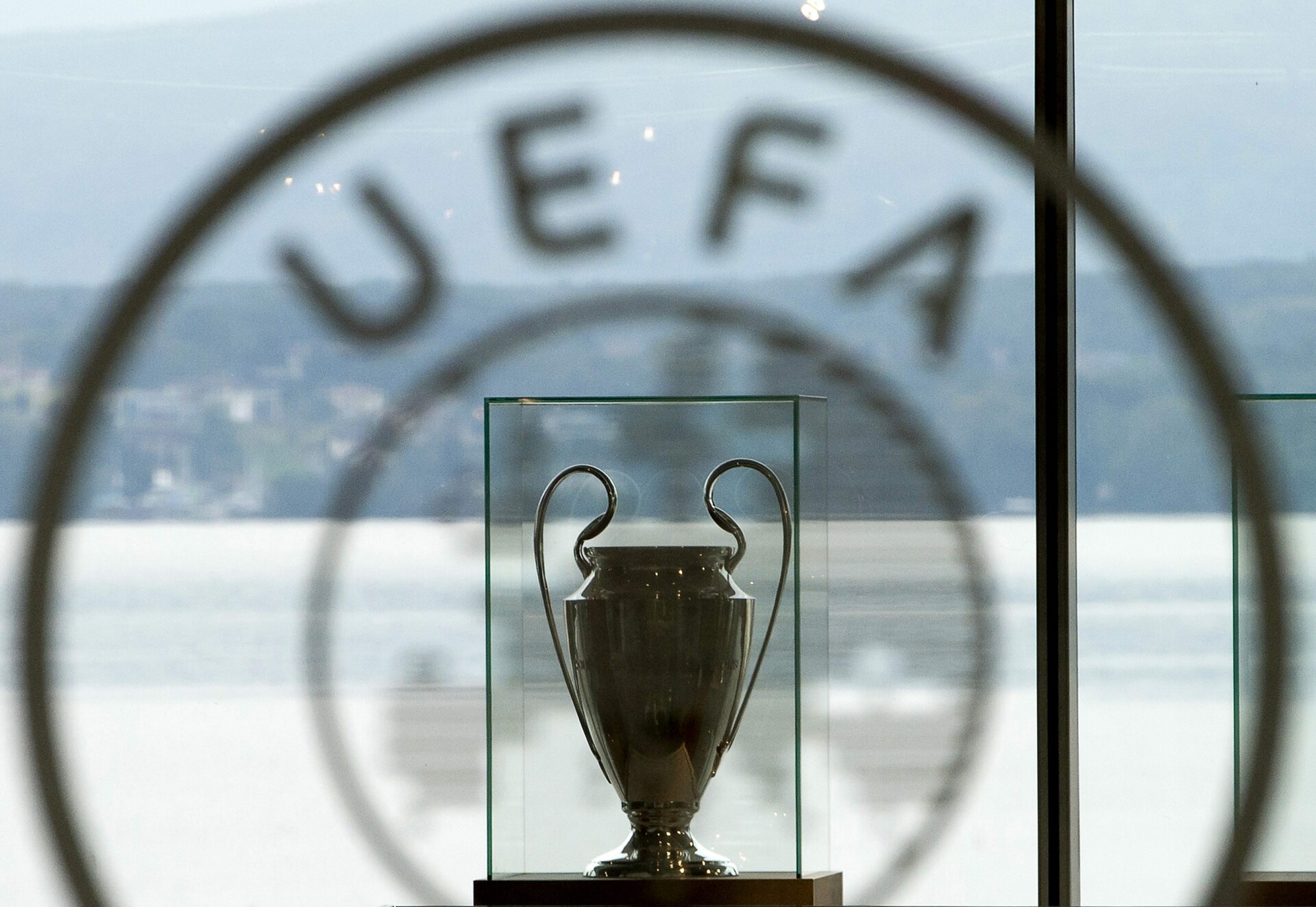 Κύπελλο UEFA © EPA/JEAN-CHRISTOPHE BOTT