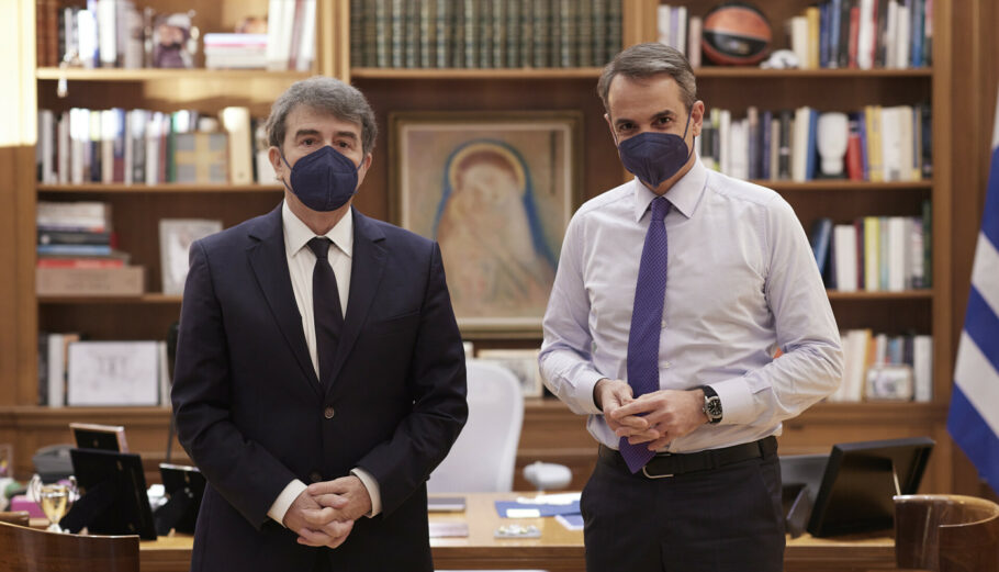Ο πρωθυπουργός Κυριάκος Μητσοτάκης και ο πρώην υπουργός Προστασίας του Πολίτη, Μιχάλης Χρυσοχοΐδης (Dimitris Papamitsos / Greek Prime Minister's Office)
