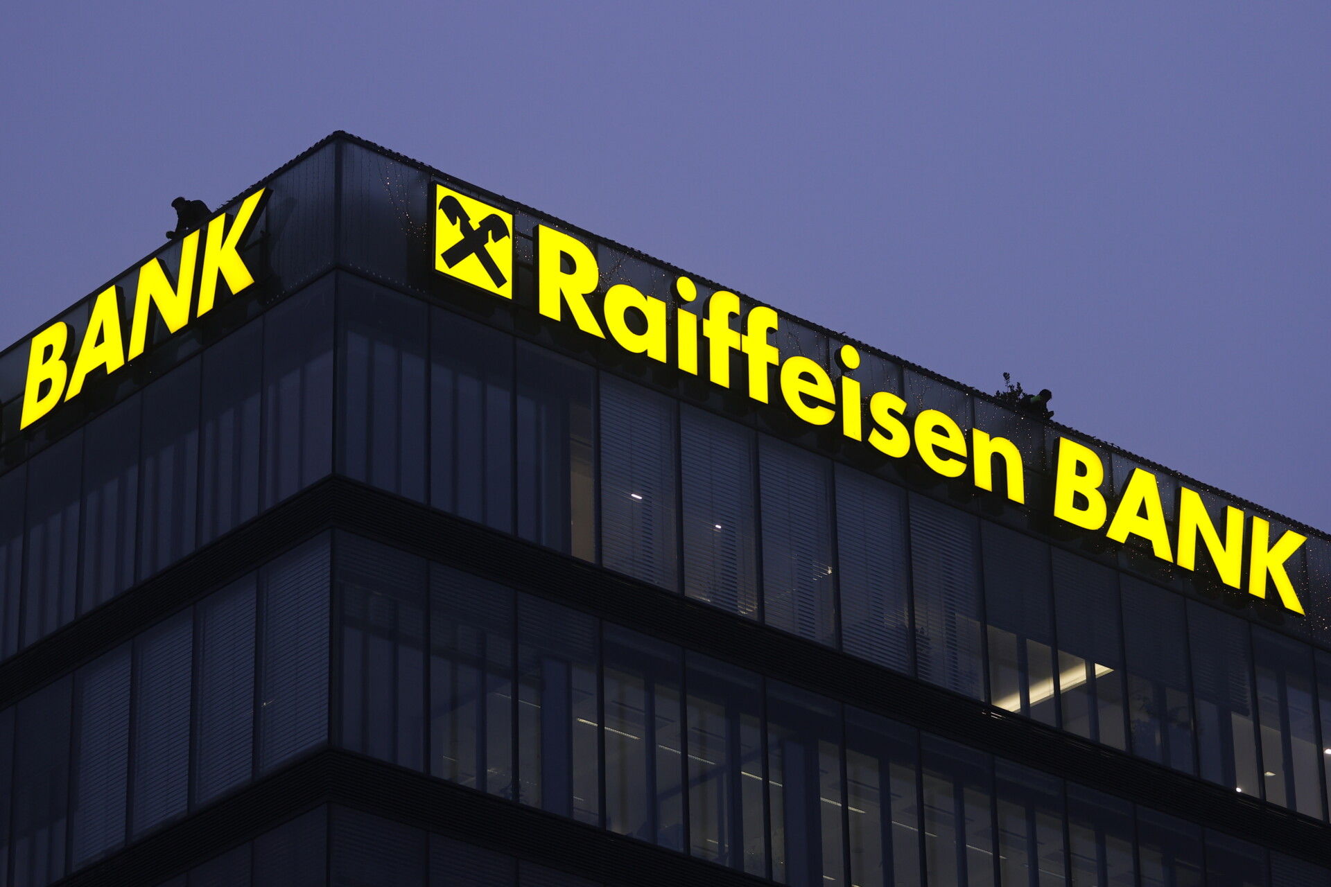 Raiffeisen bank ©EPA/VALDRIN XHEMAJ